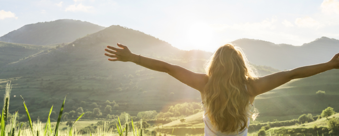 Levantar el ánimo: mujer feliz en la naturaleza