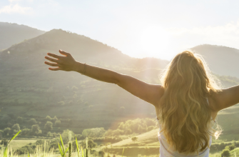 Levantar el ánimo: mujer feliz en la naturaleza